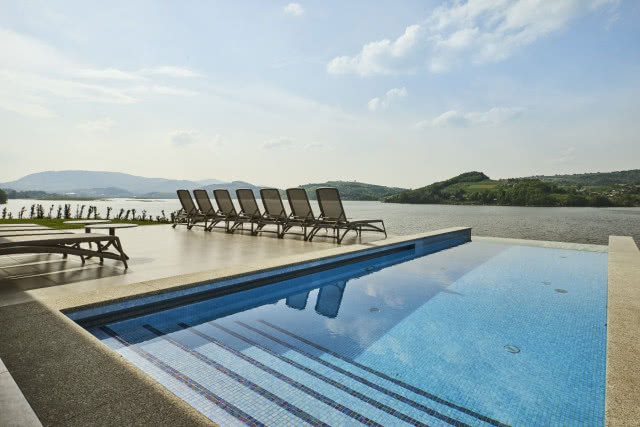 schody schodzące do wody i leżaki