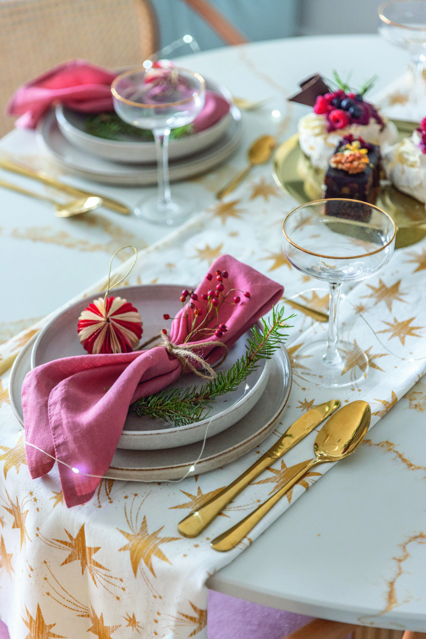 Świąteczna zastawa w kolorach wnętrza.