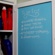 Tablica na drzwiach szafki? Czemu nie. Farbą...