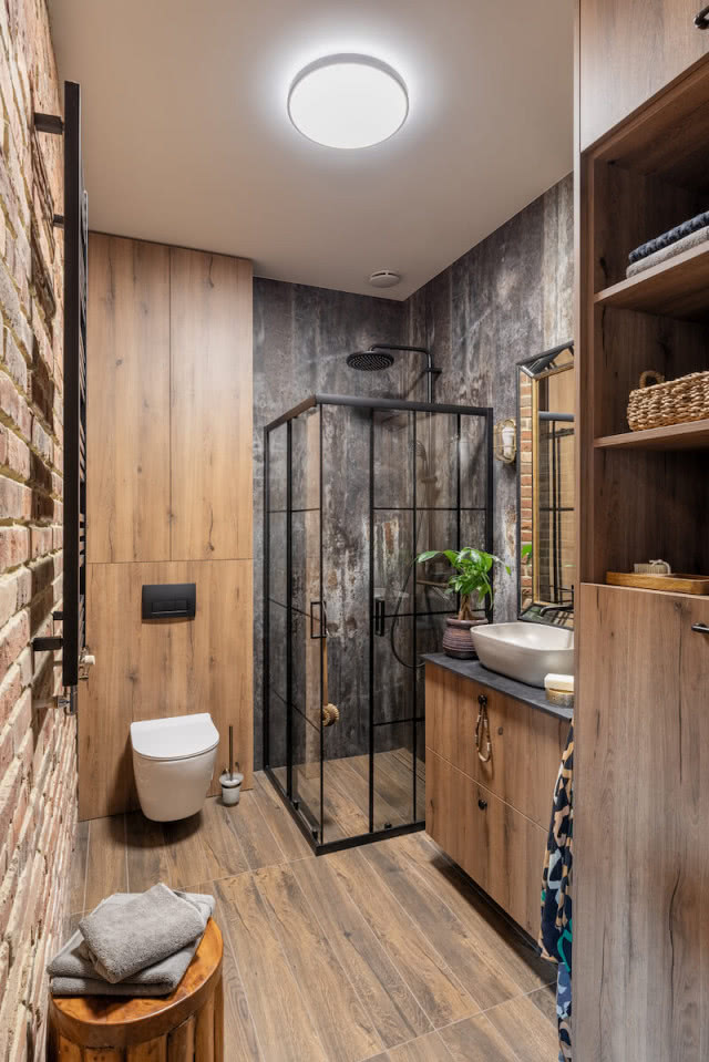 łazienka w stylu loftowym cegły na ścianie