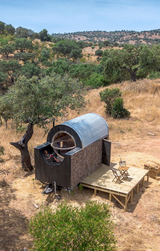 widok z góry na dom jak beczka