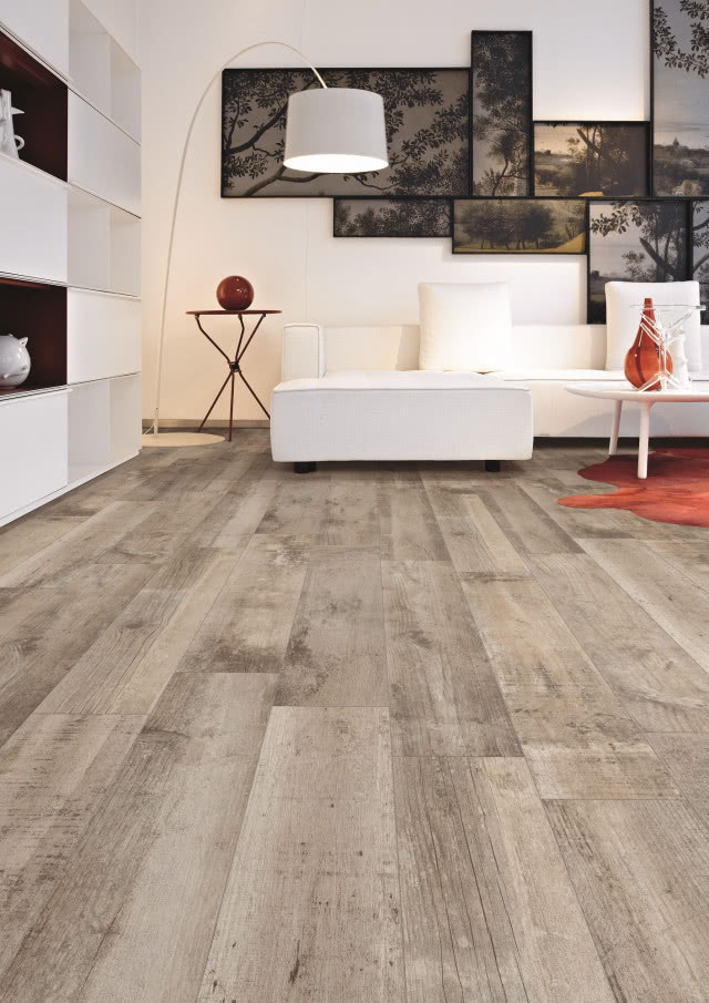 Nowoczesne płytki drewnopodobne mają widocznie zarysowane słoje