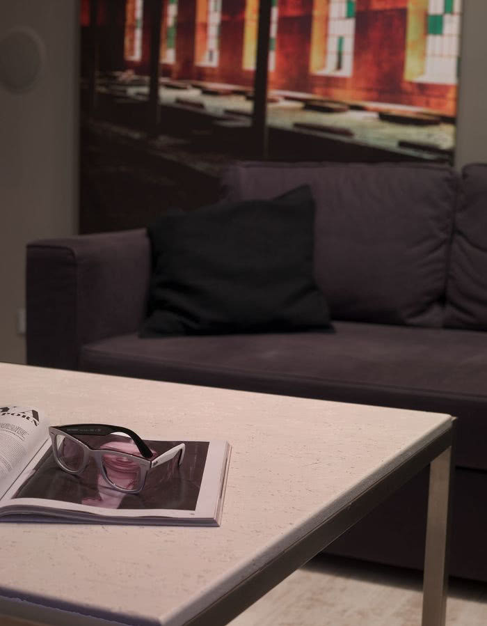 Bezpośrednio do salonu przylega minibiuro,...