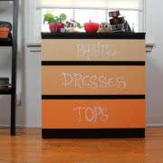 Tablica na drzwiach szafki? Czemu nie. Farbą...