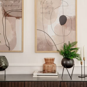 obrazy, pastelowe kolory, sztukateria na ścianie, komoda, wazony, paprotka, czasopisma, świeczniki, świece