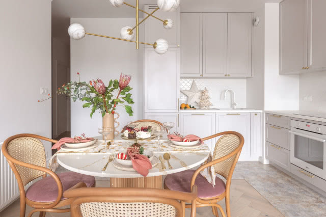 szara kuchnia z drewnianymi krzesłami