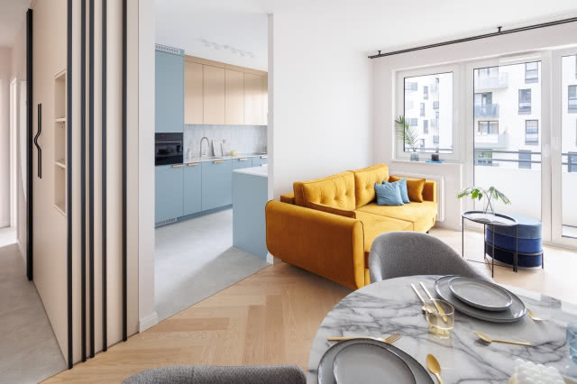 błękitna kuchnia w otwartym salonie