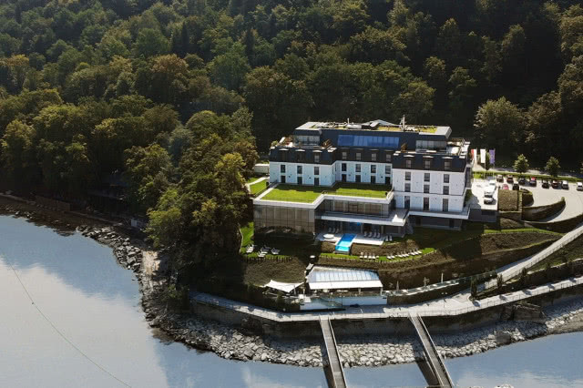 hotel z lotu ptaka, z hotelu prowadzą dwa mostki - kładki