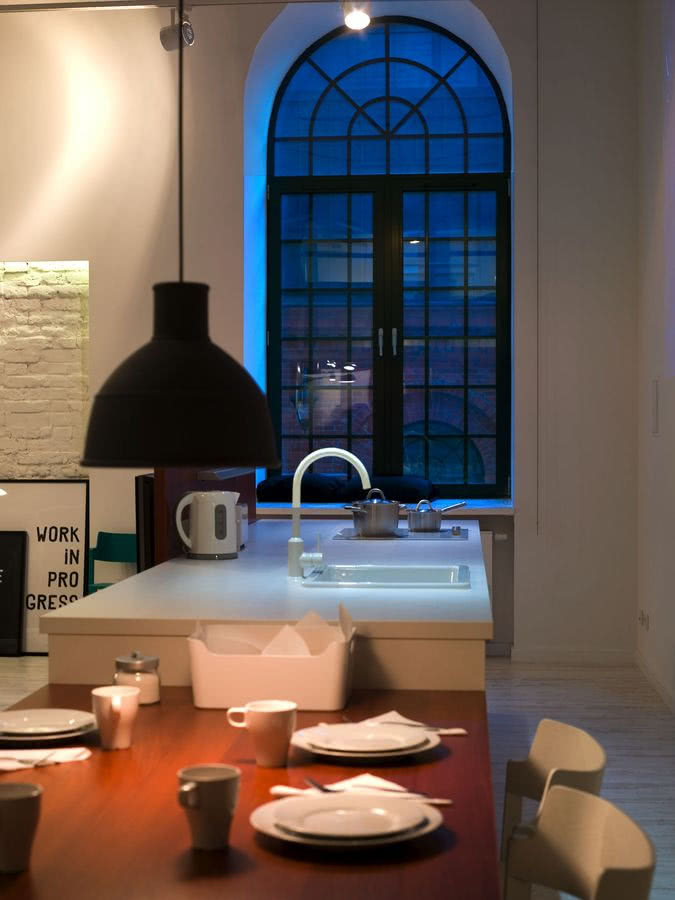 Stół stanowi przedłużenie wyspy kuchennej.