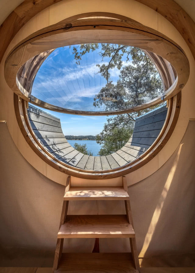 widok z bliska na okrągłe okno