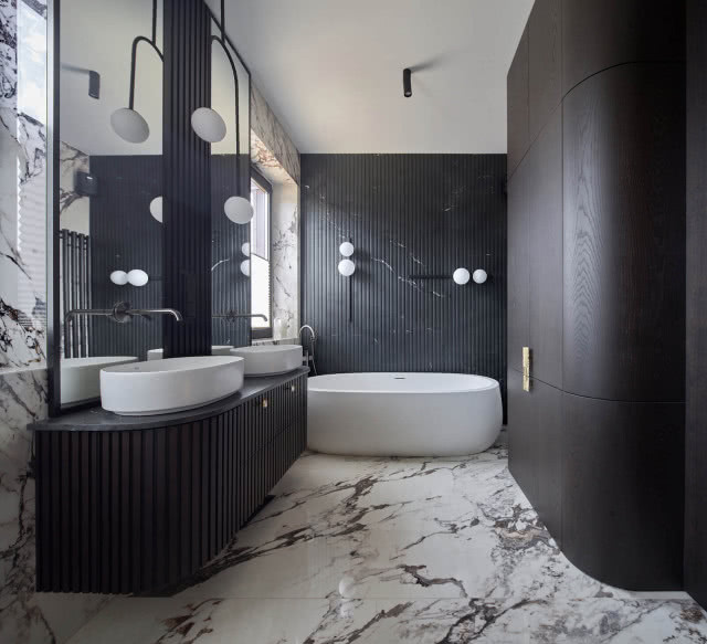 Łazienka w wanną wolnostojącą