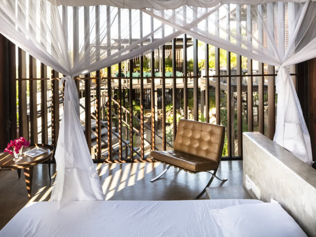 ujęcie na fotel Barcelona, w tle drewniane listwy