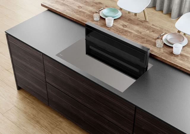 okap zintegrowany z płytą, czarny blat kuchenny