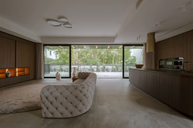 Dom wertykalny w Wilanowie. Nowoczesny projekt na wąską działkę