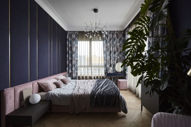 Granatowa sypialnia ze złotem