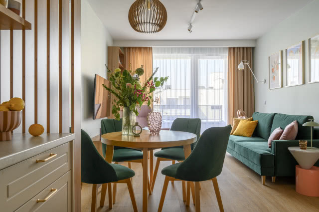 Okrągły stół pomiędzy kuchnią a salonem