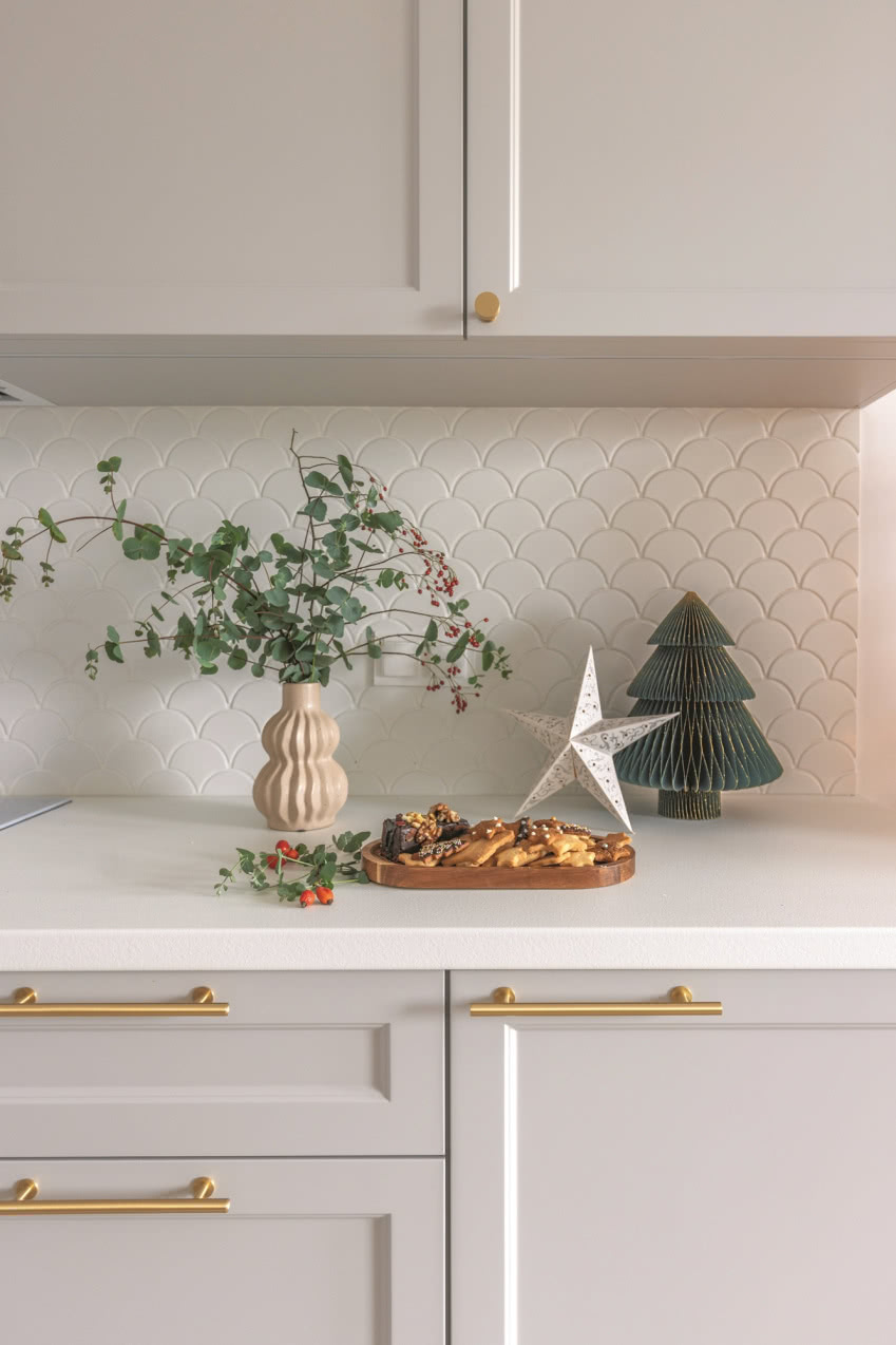 Na ścianie leży
mozaika od Raw Decor.