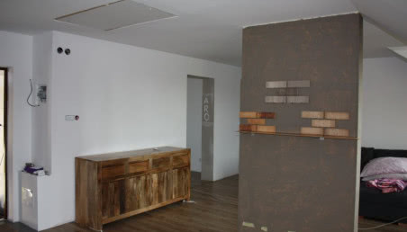 Białe drzwi do drewnianych mebli