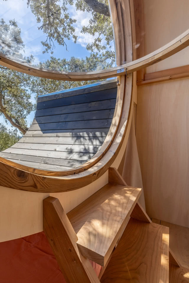 widok z boku na okno i taras