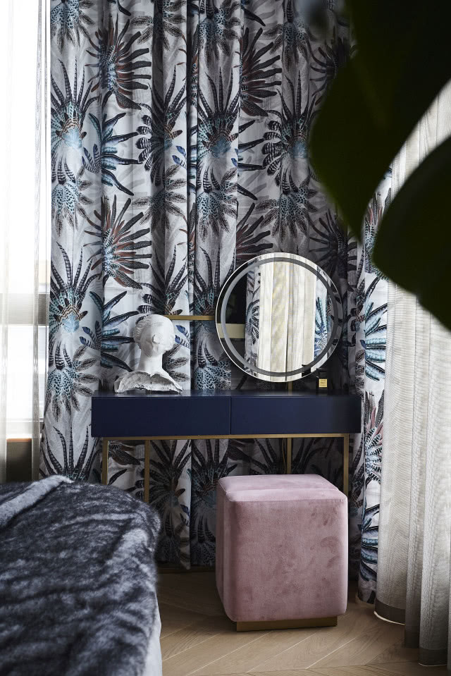 Roślinna tapeta na ścianie w sypialni