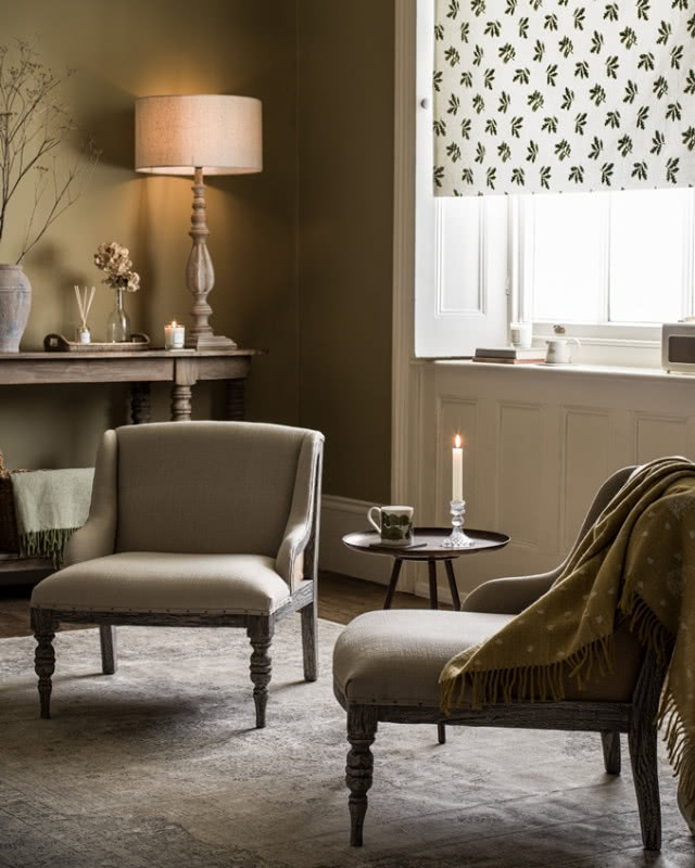 dwa fotele i świecznik