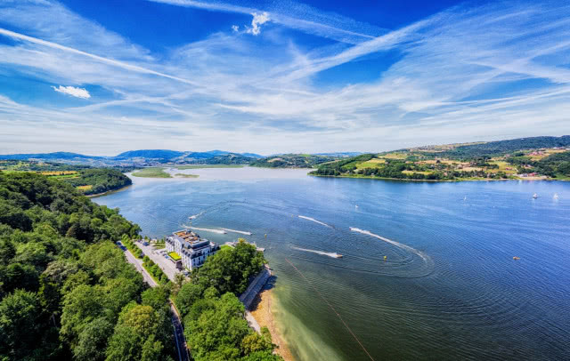 hotel z lotu ptaka, szeroki widok na jezioro