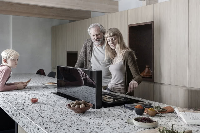 okap zintegrowany z płytą, kamienny blat kuchenny, drewniane meble, szafki kuchenne