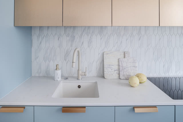 błękitna kuchnia ze złotem