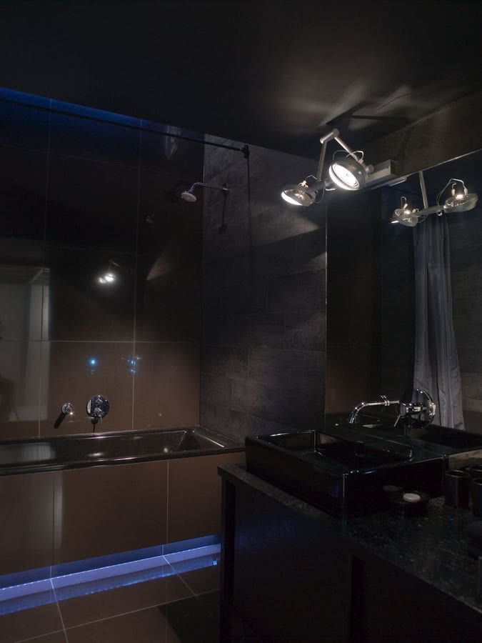 W łazience jest nietypowa, ciemna ceramika.