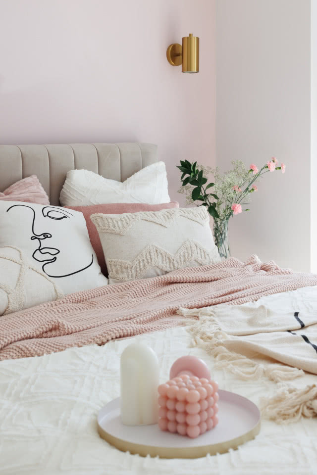 różowa sypialnia aranżacja