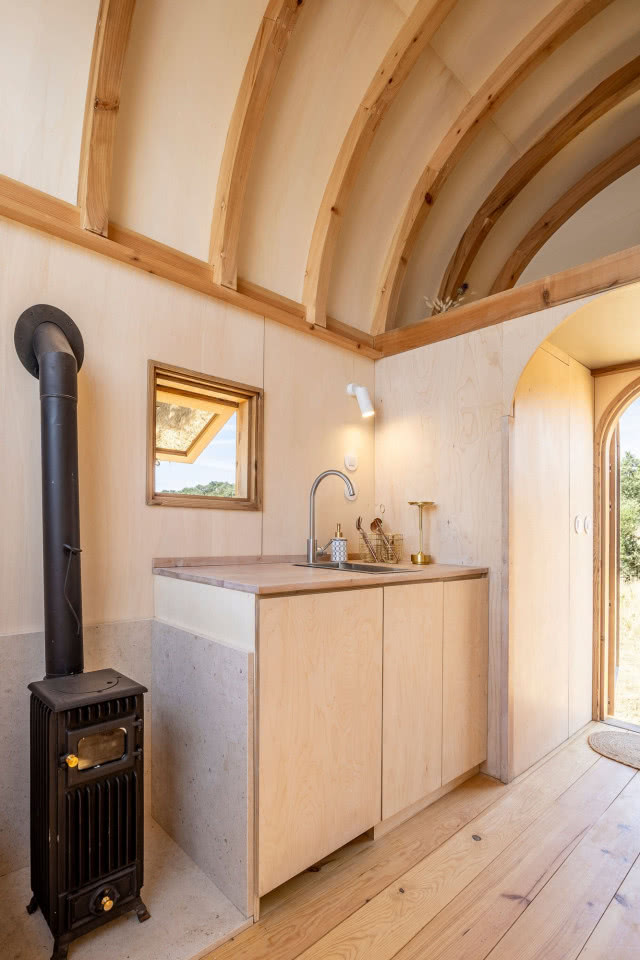 widok na kuchnię pod półokrągłym dachem