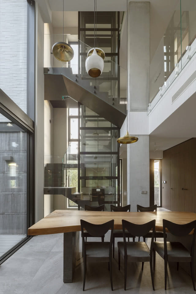 winda w środku domu