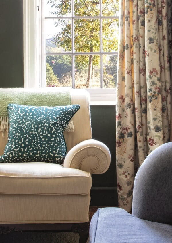 fragment sofy, zbliżenie na okno i zasłony