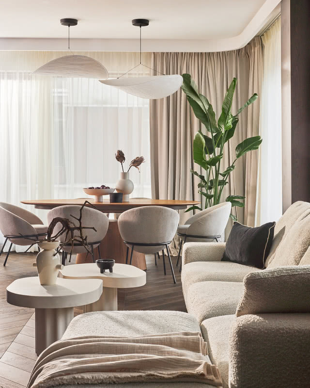 jadalnia z dużym owalnym stołem