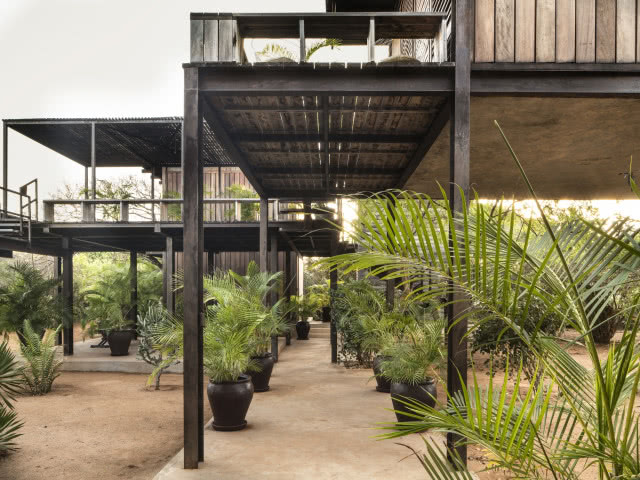 stalowe pale plus pod nimi chodnik