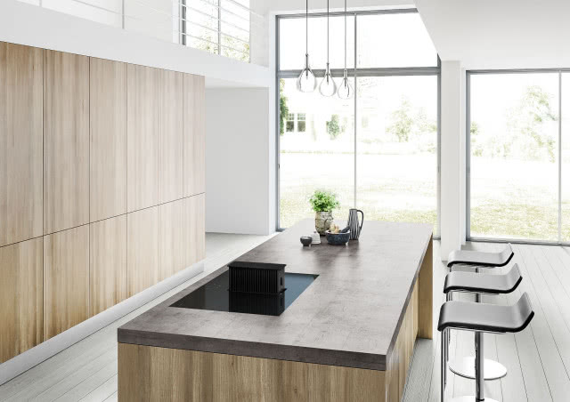 wyspa kuchenna, okap zintegrowany z płyta grzewczą, drewniane meble kuchenne, stołki barowe