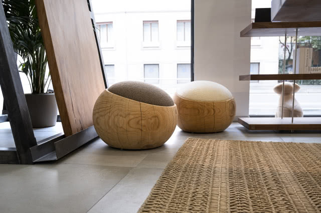 showroom Riva1920 - drewniane pufy