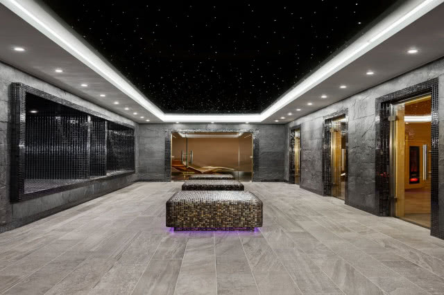 korytarz, bo obu stronach sauny