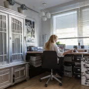 W gabinecie motyw twarzy kobiecej Fornasettiego...