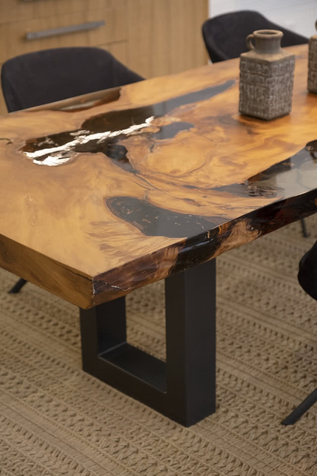 showroom Riva1920 - stół kauri