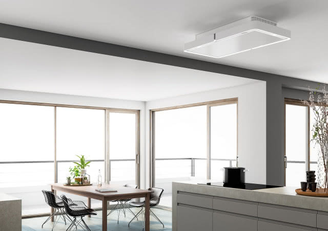 szara wyspa kuchenna, drewniany stół, krzesła, pokap zintegrowany z płytą grzewczą