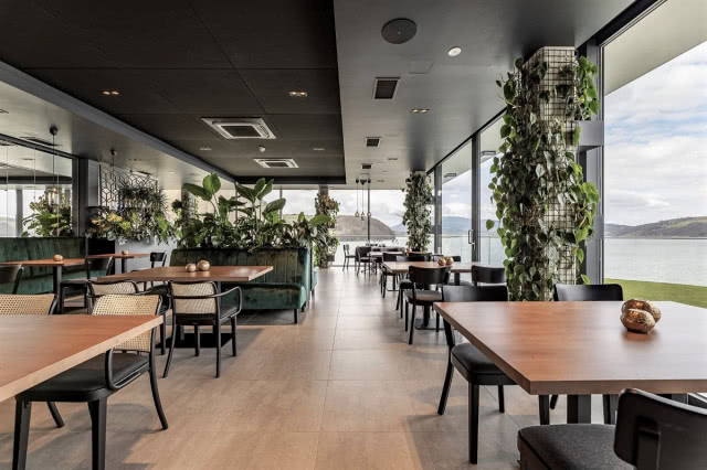 restauracja z drewnianymi krzesłami