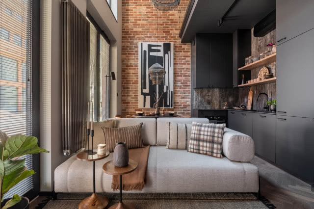 salon w lofcie cegła na ścianie
