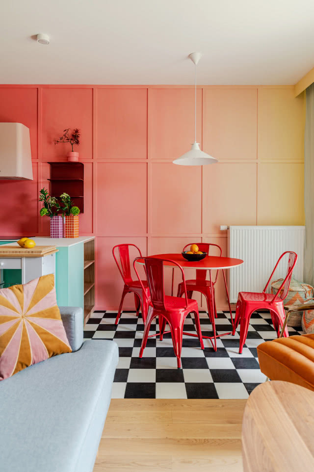 szachownica na podłodze i kolorowe ściany w salonie i kuchni