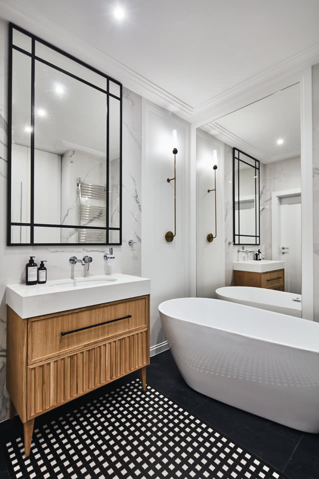 Czarno-biała łazienka z drewnem