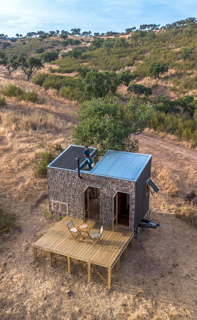 widok z lotu ptaka, na dachu stoi mężczyzna