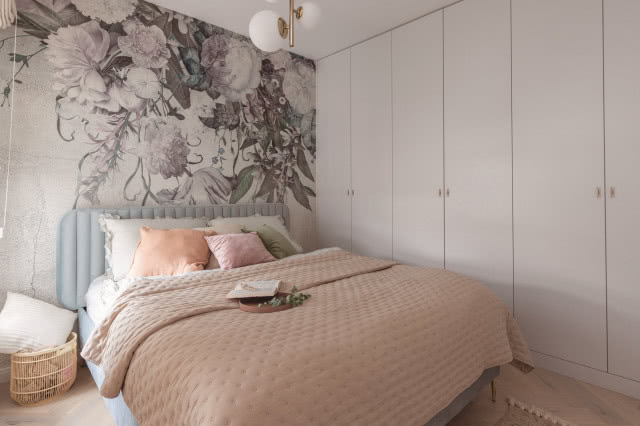 sypialnia z kwiecistą tapetą