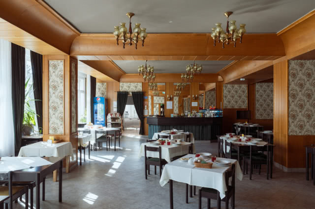 sala restauracyjna w sanatorium Perełka w Ciechocinku