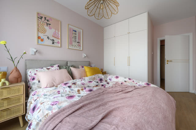 różowa pastelowa sypialnia