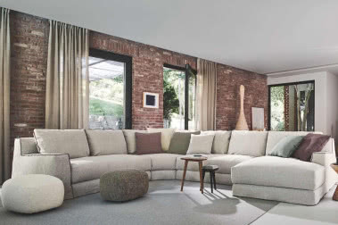 Stara cegła na ścianie w salonie, kuchni, sypialni. Jak ją układać? Inspiracje!